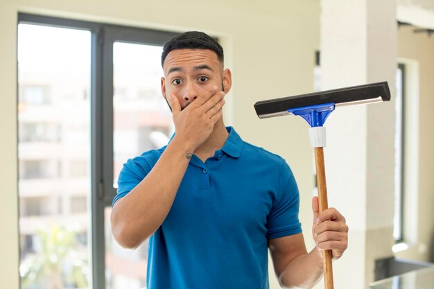 Foto cubriendo la boca con una mano y expresión sorprendida o sorprendida