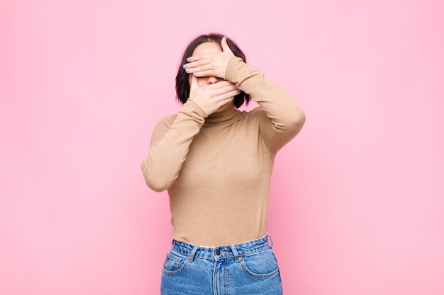 cubriéndose la cara con ambas manos diciendo no a la cámara! rechazar fotos o prohibir fotos