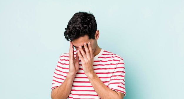 Cubriéndose los ojos con las manos con una mirada triste y frustrada de desesperación llorando vista lateral