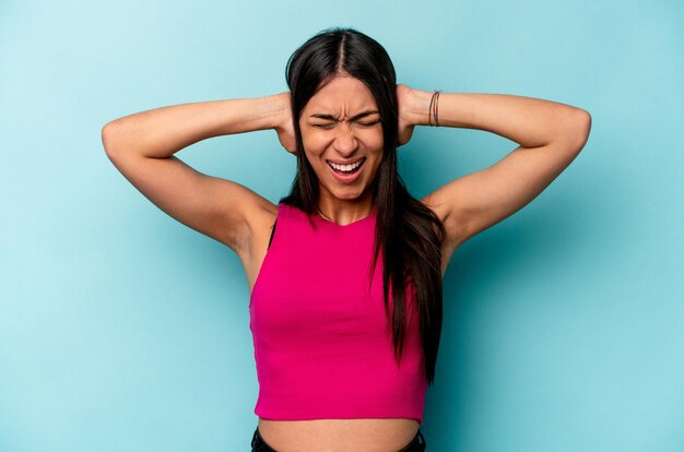 Cubrir los oídos con las manos tratando de no escuchar un sonido demasiado fuerte