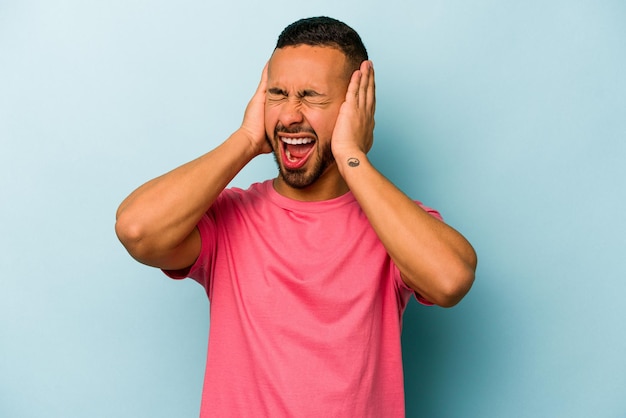 Cubrir los oídos con las manos tratando de no escuchar un sonido demasiado fuerte