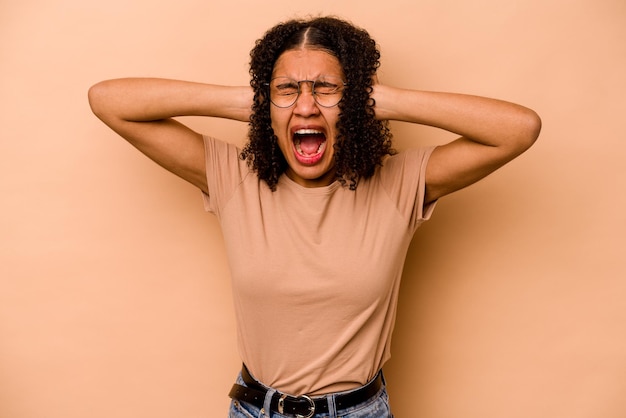 Cubrir los oídos con las manos tratando de no escuchar un sonido demasiado fuerte