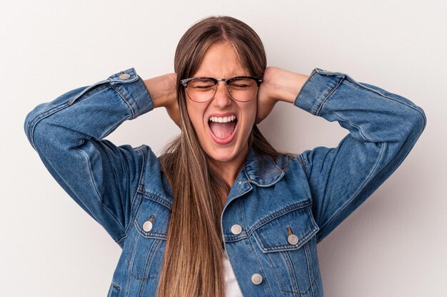 Cubrir los oídos con las manos tratando de no escuchar un sonido demasiado fuerte