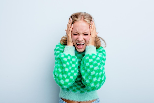 Cubrir los oídos con las manos tratando de no escuchar un sonido demasiado fuerte