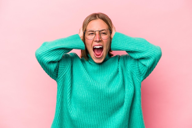 Cubrir los oídos con las manos tratando de no escuchar un sonido demasiado fuerte