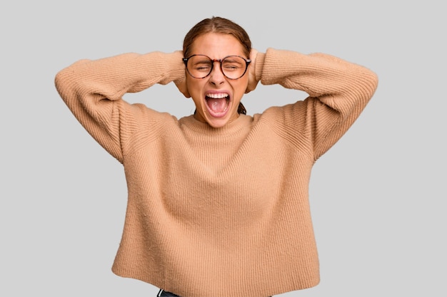 Cubrir los oídos con las manos tratando de no escuchar un sonido demasiado fuerte