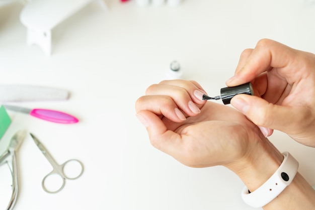 Cubrir las uñas con esmalte de gel en un salón de belleza o en casa tu propio maestro Cuidado profesional de manos