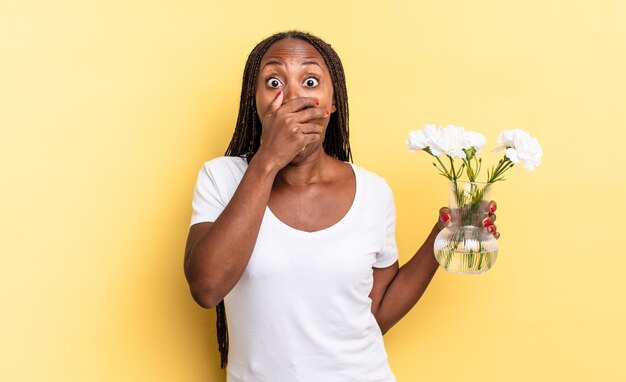 Cubrirse la boca con las manos con una expresión de asombro o sorpresa, guardar un secreto o decir uy. concepto de flores decorativas