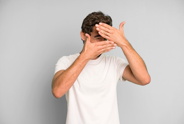 Cubrirse la cara con ambas manos diciendo no a la cámara rechazando fotos o prohibiendo fotos