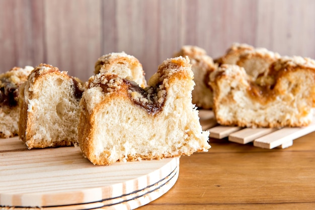 Cuca brasileña tradicional rellena de dulce de leche sobre la mesa