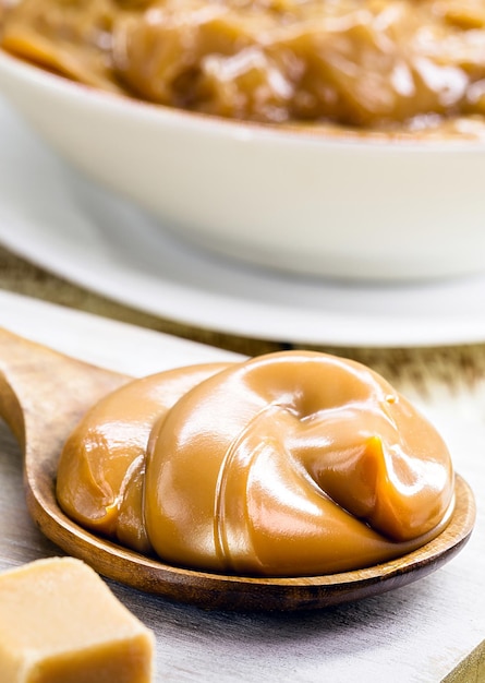 Cuchara de dulce de leche o caramelo dulce casero llamado Dulce de lethe en Brasil comida típica de las festividades de junio