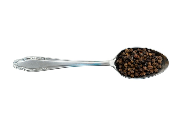 Foto cuchara con granos de pimienta negra condimento picante para platos sobre un fondo blanco