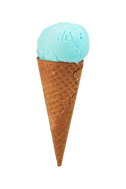 Cuchara de helado con cono aislado sobre fondo blanco.