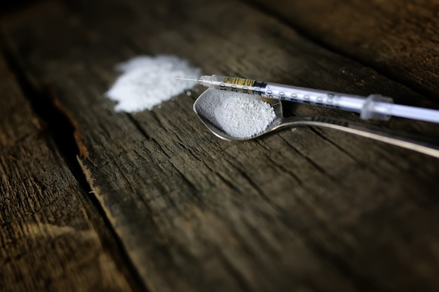 Cuchara de jeringa de droga cocaína