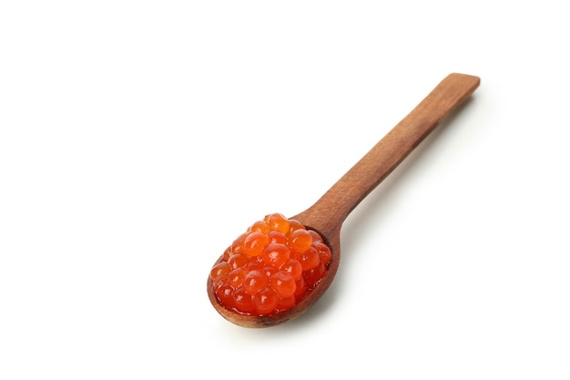 Cuchara de madera con caviar rojo aislado sobre fondo blanco.