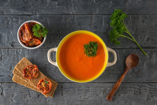 Cuchara de madera con crema de pimiento con tomates secos