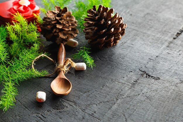 Cuchara de madera y fondo de árbol de pino Concepto de fondo de Navidad