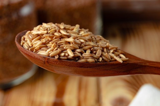 Cuchara de madera con grano de avena cruda cruda