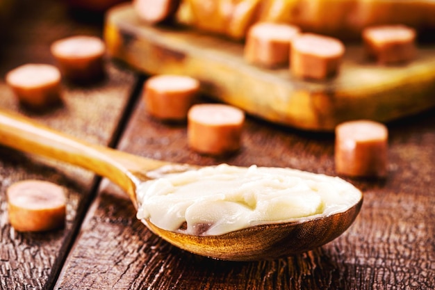 Cuchara de madera con grasa de cerdo manteca utilizada como ingrediente de cocina en brasil