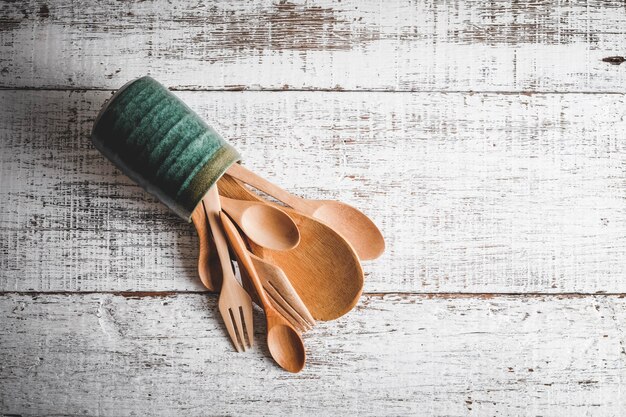 Foto cuchara de madera en la mesa de madera con efecto de filtro retro estilo vintage