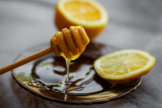 cuchara de madera de miel con limón