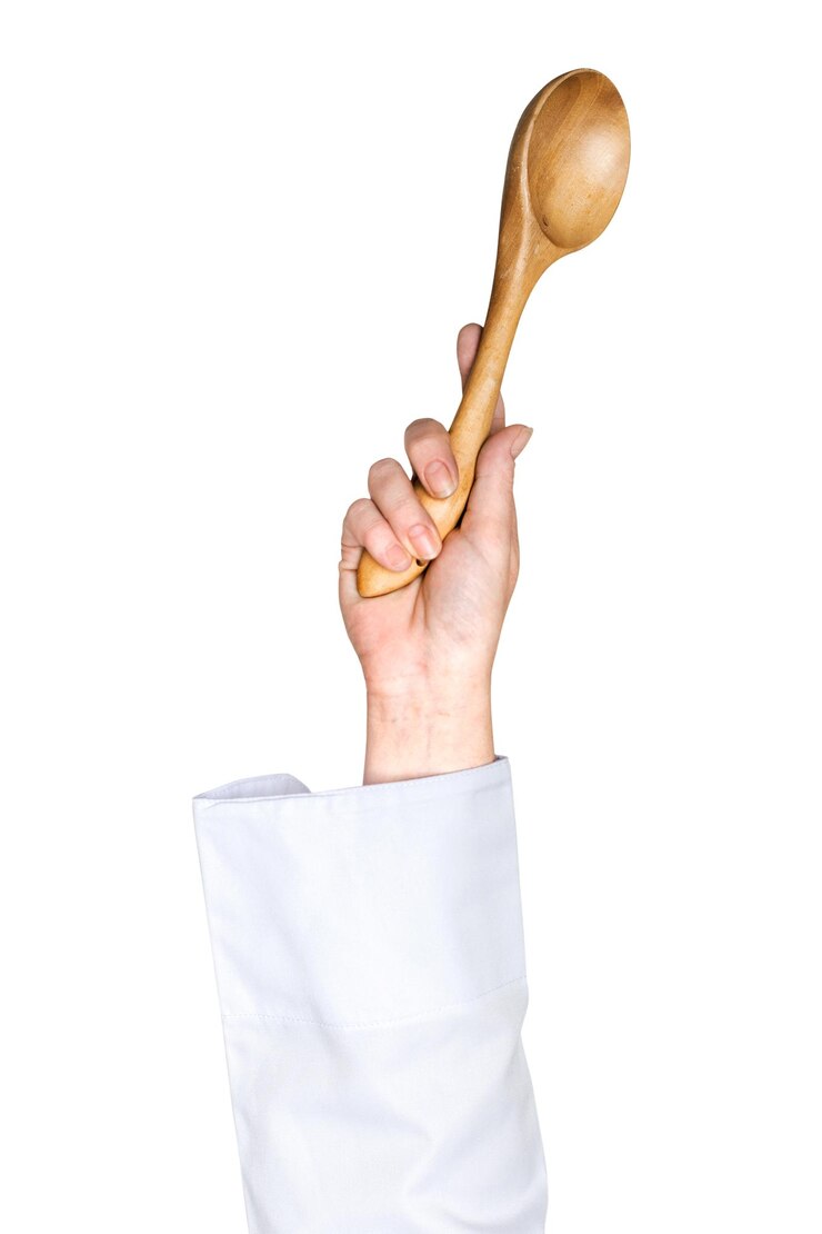 Cuchara de madera png en la mano pegatina en fondo transparente
