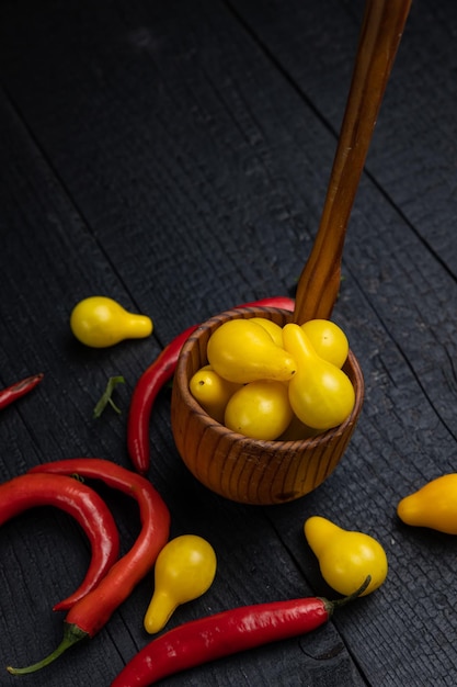 Cuchara de madera sobre un fondo oscuro con verduras