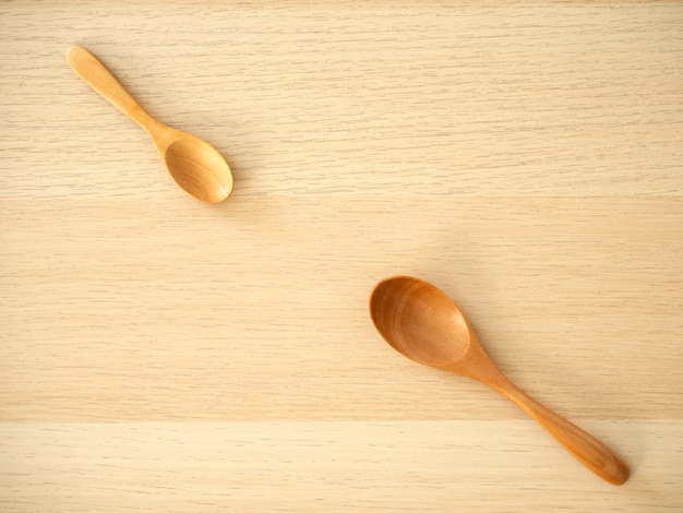 Cuchara de madera sobre una mesa de madera.