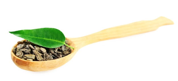 Cuchara de madera con té verde con hojas aisladas en blanco