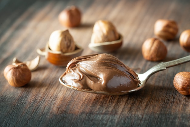 Cuchara de pasta de chocolate con avellanas