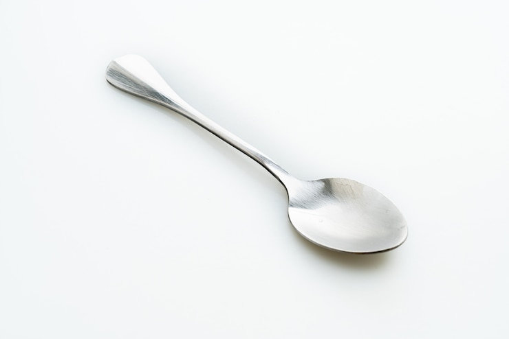 Foto cuchara de plata aislada