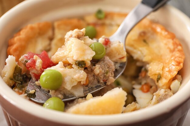 Cuchara y ramekin con delicioso pastel de carne closeup