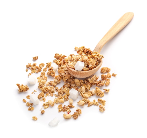 Cuchara con sabrosa granola en blanco