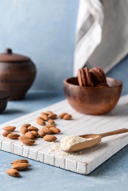 Foto cuchara con sabrosa harina de almendras en mesa