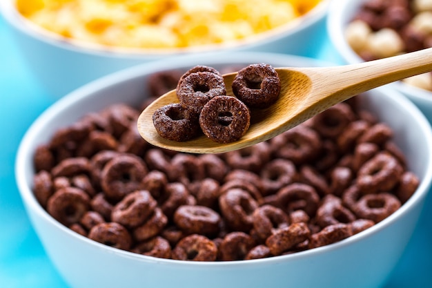 Cuchara y tazón con anillos de chocolate glaseado