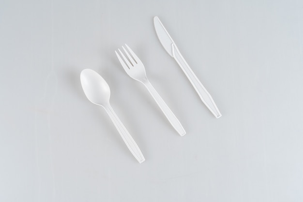 Cuchara, tenedor y cuchillo aislado en un fondo blanco.