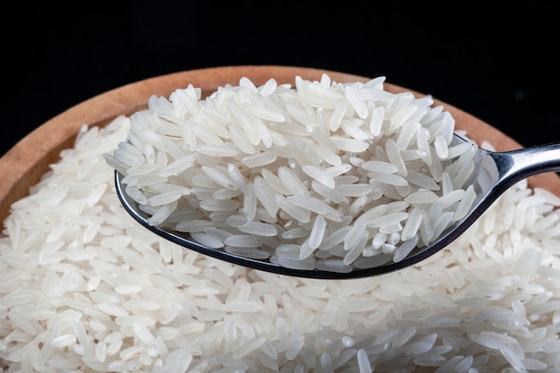 Cucharada de arroz crudo