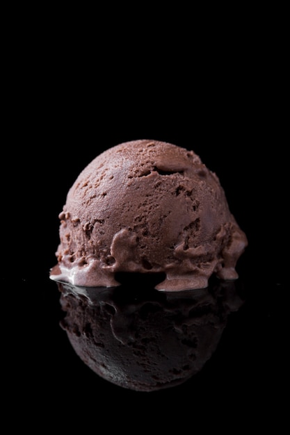 Foto cucharada de delicioso helado de chocolate