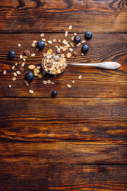 Cucharada de granola y arándanos.