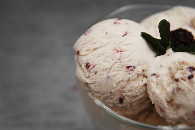 Foto cucharada de helado de baya. helado hecho en casa en el tablero gris.