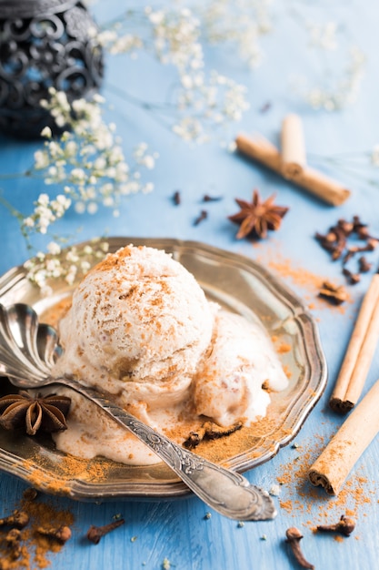 Cucharada de helado casero con canela.