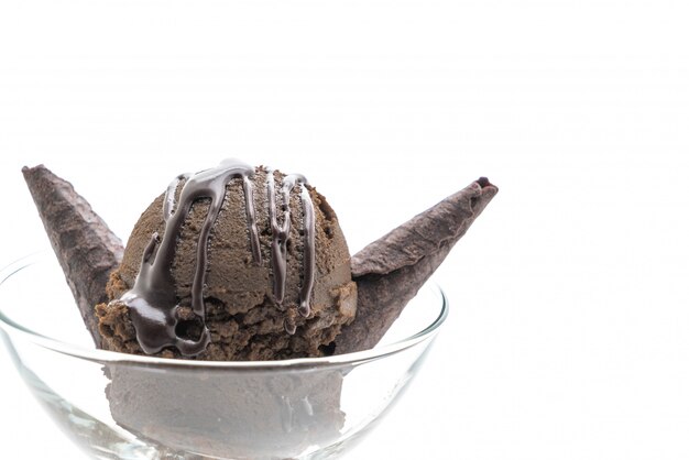 Cucharada de helado de chocolate en vaso