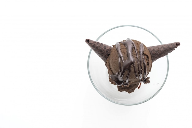Cucharada de helado de chocolate en vaso
