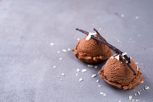 Cucharada de helado de chocolate