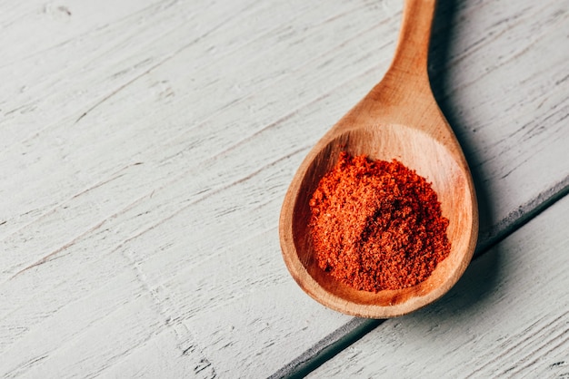 Cucharada de madera de ají rojo en polvo