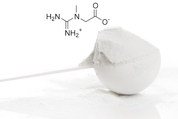 Foto cucharada de suplemento de monohidrato de creatina y fórmula química