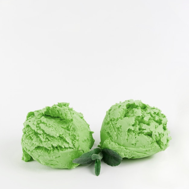 Foto cucharadas de delicioso helado verde