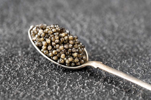 Cucharadita de plata de caviar negro cerrar