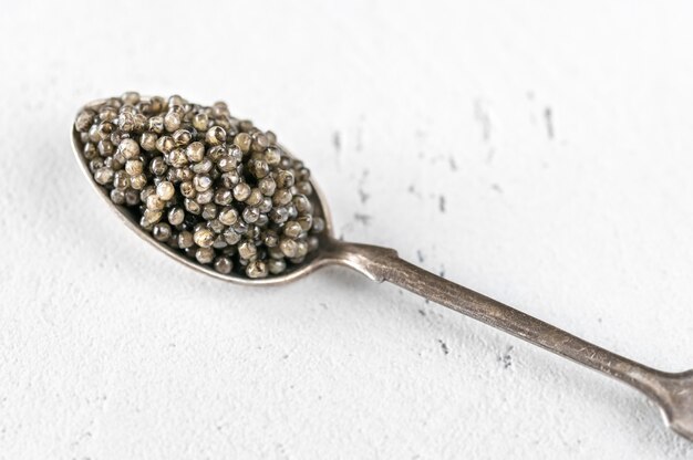 Cucharadita de plata de caviar negro cerrar