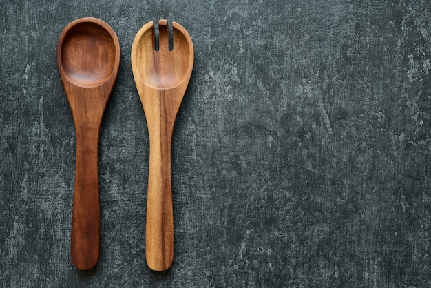 Cucharas de ensalada de madera en estilo vintage. Vista superior con espacio de copia.